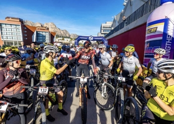 El bronce olímpico David Valero recibió un homenaje en la XXIV Marcha de La Nucía