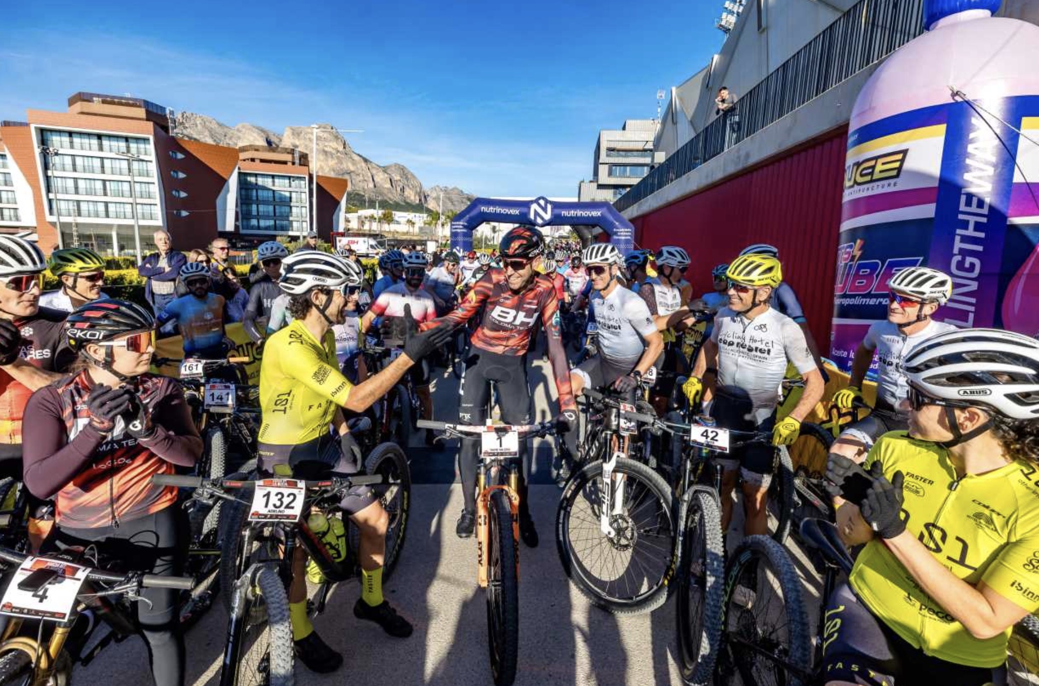 El bronce olímpico David Valero recibió un homenaje en la XXIV Marcha de La Nucía