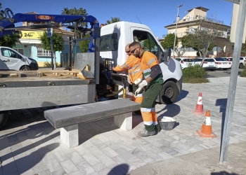 El Ayuntamiento mejora el paseo marítimo con nuevos bancos y equipamiento para el mantenimiento viario