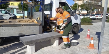 El Ayuntamiento mejora el paseo marítimo con nuevos bancos y equipamiento para el mantenimiento viario