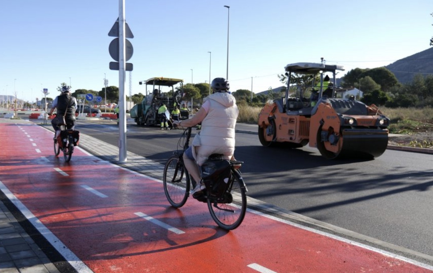 Con el asfaltado y pintura l’Alfàs finaliza las obras de remodelación del vial turístico Camí Vell d’Altea