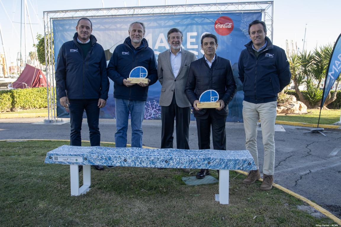 Mares Circulares entrega al Real Club Náutico de Valencia un banco fabricado con plástico recogido por sus voluntarios