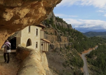 La ermita que penetra la roca