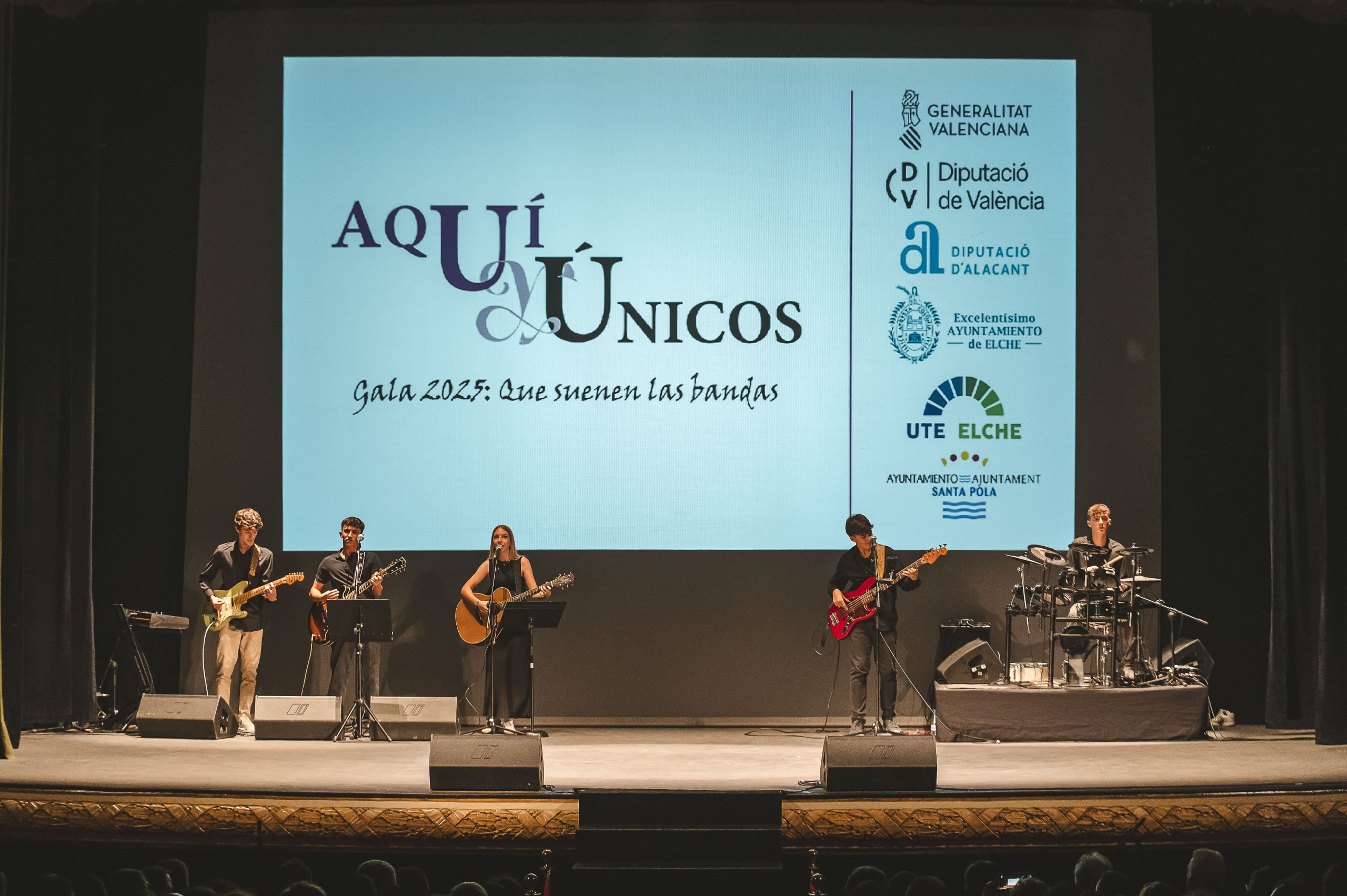 El Gran Teatro de Elche vibra con la fiesta de ‘AQUÍ y Únicos’