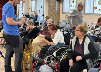 Nuestros mayores reciben la visita del ‘mejor amigo del hombre’