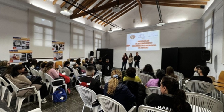 L’Alfàs del Pi reúne a la juventud en el Fòrum Jove ‘Rompe el silencio’