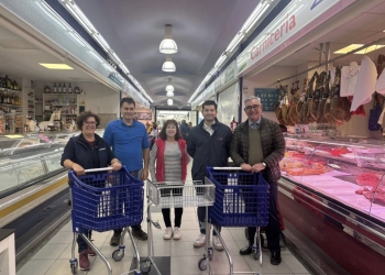 Comercio adquiere carros, uno de ellos adaptado, para facilitar las compras en el Mercado Municipal