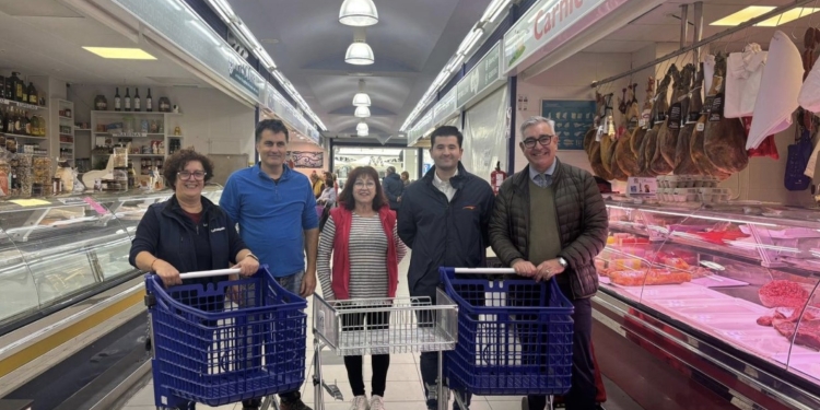 Comercio adquiere carros, uno de ellos adaptado, para facilitar las compras en el Mercado Municipal