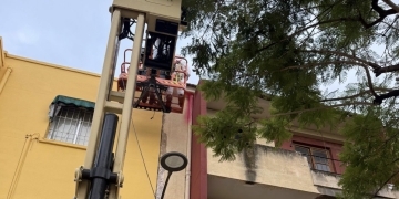 El Ayuntamiento retira restos de fibrocemento del edificio municipal de la calle Balmes a través de una empresa especializada