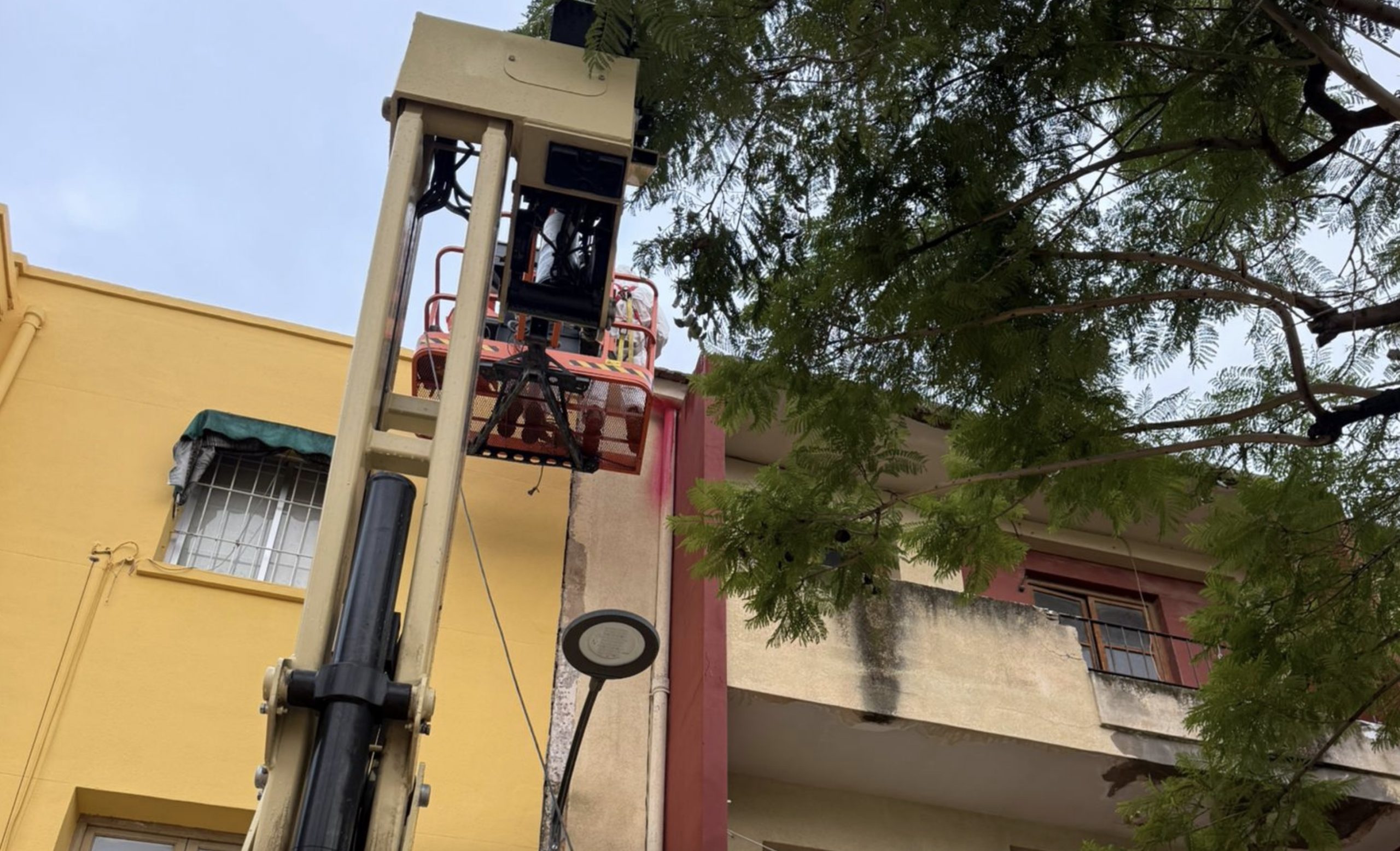 El Ayuntamiento retira restos de fibrocemento del edificio municipal de la calle Balmes a través de una empresa especializada