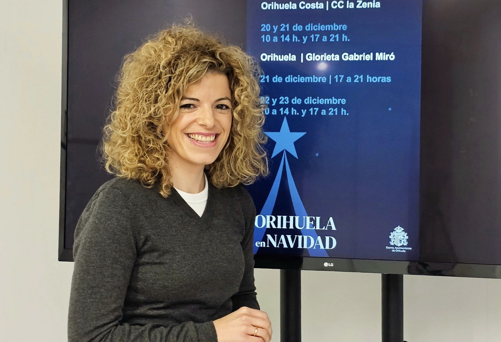 Orihuela recibe a Papá Noel con su aldea navideña en la costa y en el centro del municipio