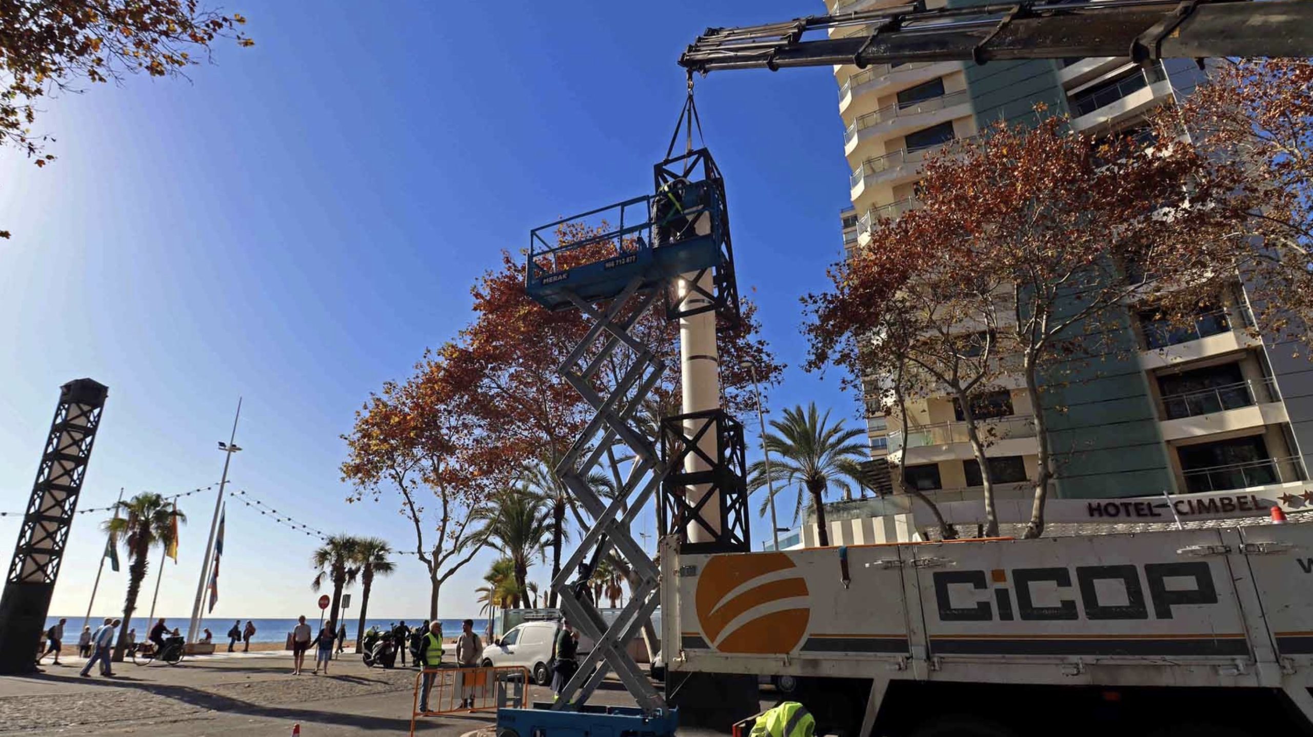Benidorm inicia la rehabilitación de las emblemáticas columnas ‘Andrea’ del Paseo de Levante