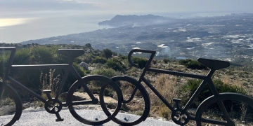 Una escultura de Mario Romero recordará en la Sierra Bernia la llegada de la Vuelta Ciclista a la Comunidad Valenciana
