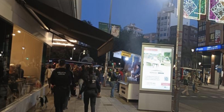 Alicante refuerza con diez policías locales la vigilancia en las principales zonas de Navidad