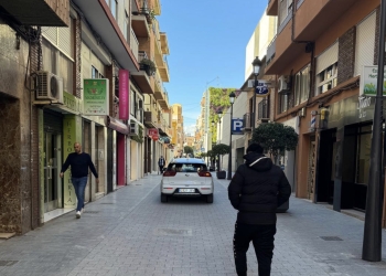 San Vicente reabre el tramo central de la calle Pintor Picasso al tránsito peatonal y garantiza el acceso al parking