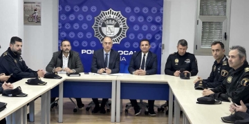 Juan Carlos Valderrama visita la Central de Policía Local de La Nucía