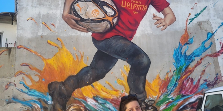 «Pintar murales es como regalar un poquito de alegría a la gente»