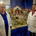 Los hermanos Navarro fabrican de manera artesanal todos los edificios, montañas y decorados del belén.