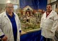 Los hermanos Navarro fabrican de manera artesanal todos los edificios, montañas y decorados del belén.