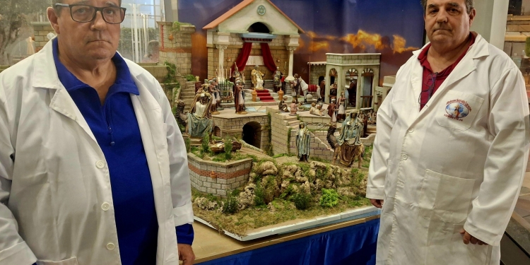 Los hermanos Navarro fabrican de manera artesanal todos los edificios, montañas y decorados del belén.