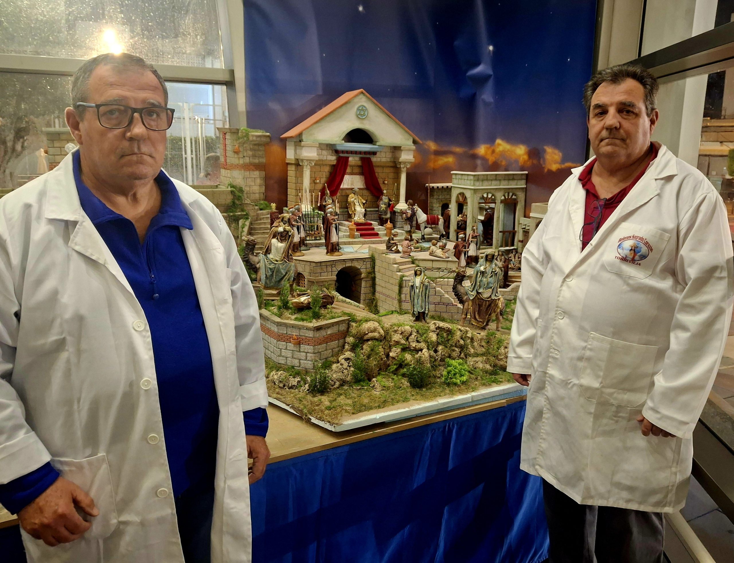 Los hermanos Navarro fabrican de manera artesanal todos los edificios, montañas y decorados del belén.