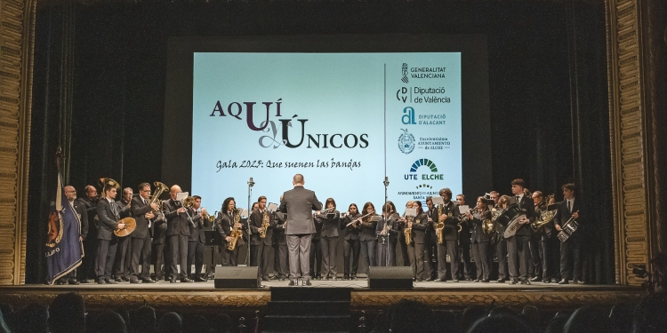 El Gran Teatro de Elche vibra con la fiesta de ‘AQUÍ y Únicos’