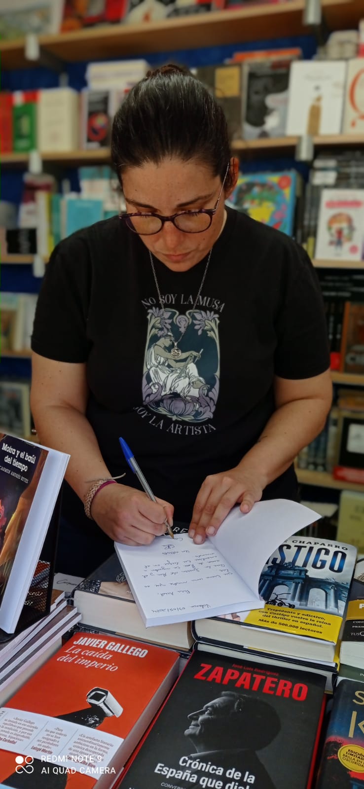 «Escribo como leo, de una forma caótica»