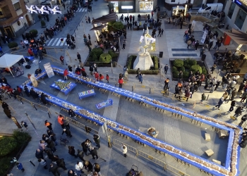El Roscón de Reyes Gigante de Utiel esquiva la lluvia y vuelve a endulzar la llegada del nuevo año