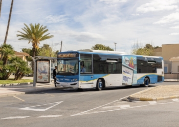 La línea 10 de autobuses que une l’Alfàs Benidorm y Altea se desdobla y actualiza los precios