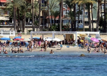 Las playas accesibles de Benidorm atendieron a más de 18.900 personas con movilidad reducida en 2025
