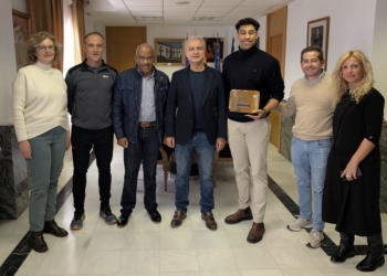 Ricardo Gabaldón recibe al deportista Kevin Koffi para fecilitarle tras su último título de Campeón del Mundo de Kickboxing