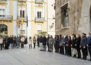 La Diputación se suma al minuto de silencio por las víctimas del accidente de tren en Córdoba