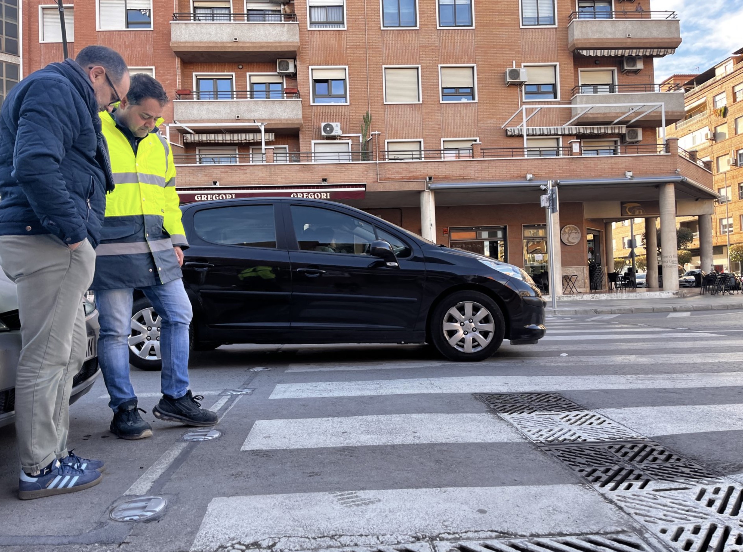 Petrer amplía la red de pasos de peatones inteligentes en las avenidas de Madrid y Reina Sofía