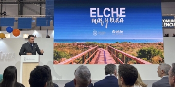 Elche presenta en Fitur su propuesta turística “Mar y Vida” como destino de playa natural