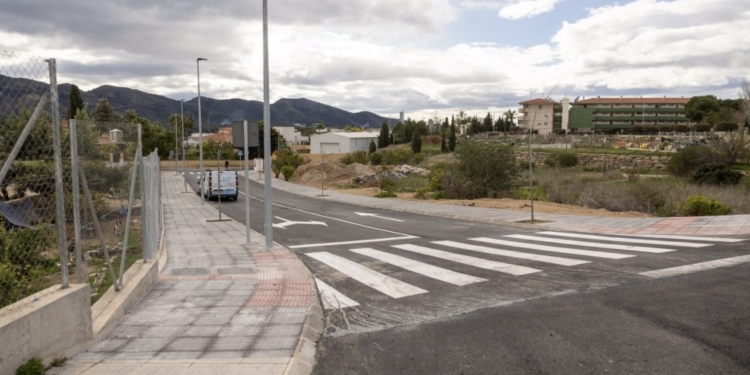 Con el asfaltado y señalización concluyen las obras de remodelación de la calle Rosa dels Vents en l’Alfàs
