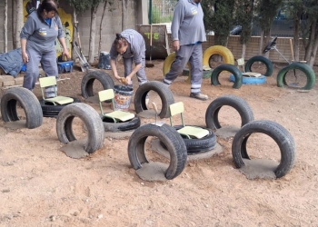 Utiel renueva el pavimento en instalaciones del CEIP Enrique Rambal y en la Plaza de España de Las Casas