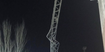 Villena cierra las instalaciones deportivas tras la caída de una torre eléctrica sobre la cubierta del pabellón
