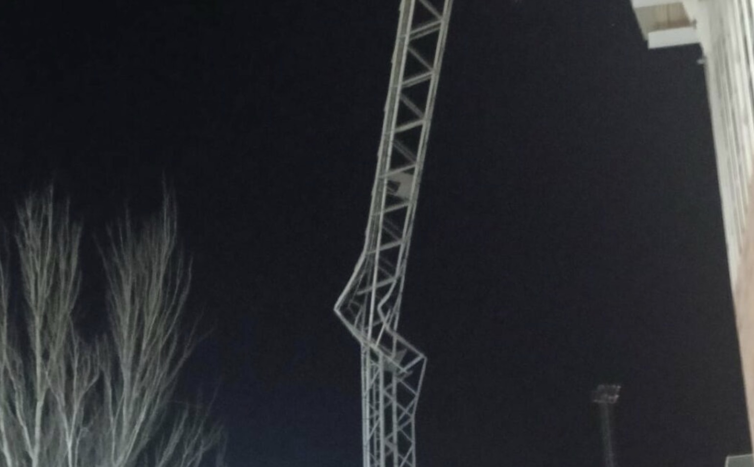 Villena cierra las instalaciones deportivas tras la caída de una torre eléctrica sobre la cubierta del pabellón