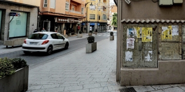 Elda sanciona por segunda vez a una empresa por colocar carteles publicitarios ilegales en fachadas y mobiliario urbano de la ciudad