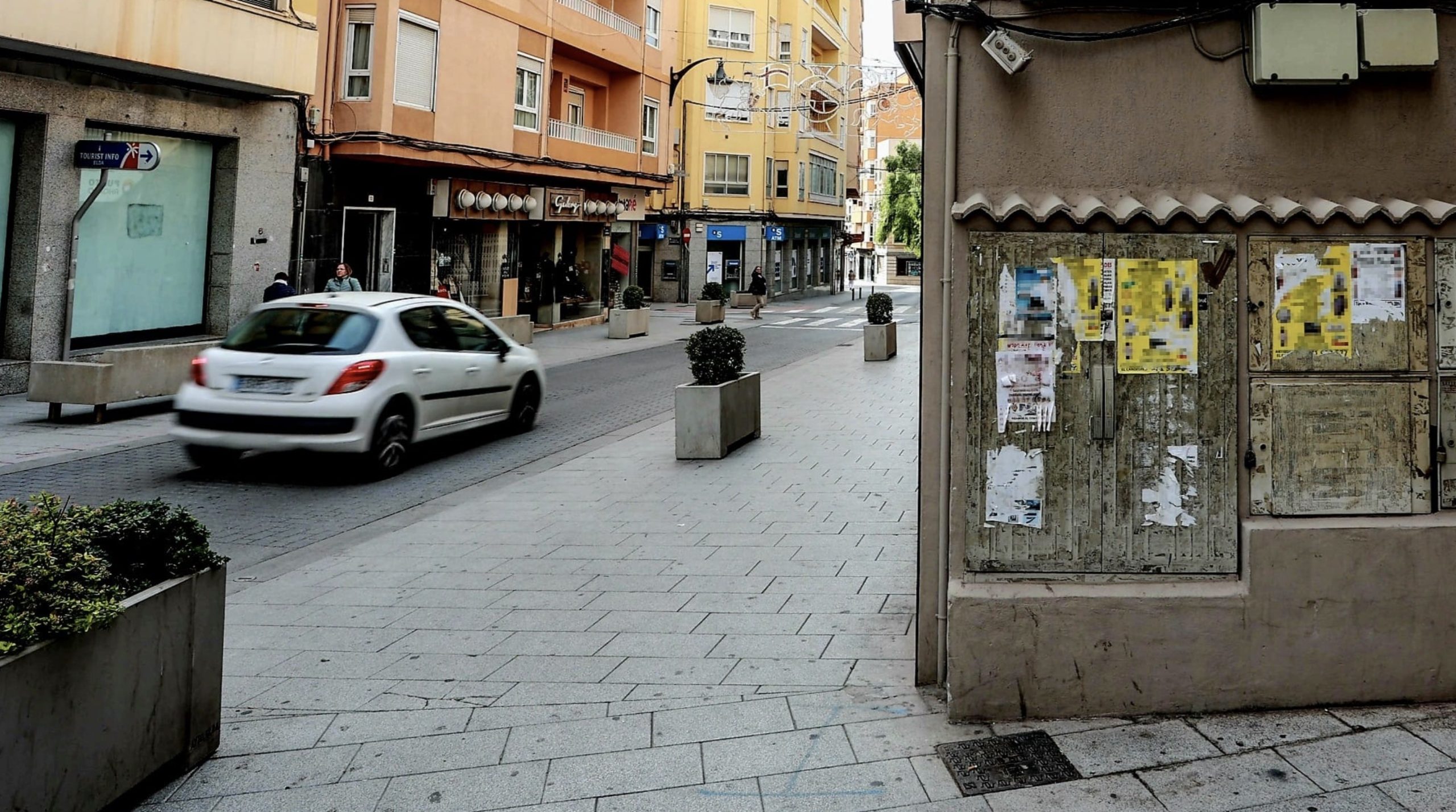 Elda sanciona por segunda vez a una empresa por colocar carteles publicitarios ilegales en fachadas y mobiliario urbano de la ciudad
