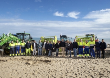 La Diputación adelanta a enero la campaña de limpieza de playas e incorpora nueva maquinaria