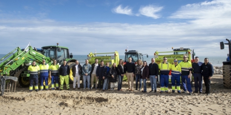 La Diputación adelanta a enero la campaña de limpieza de playas e incorpora nueva maquinaria