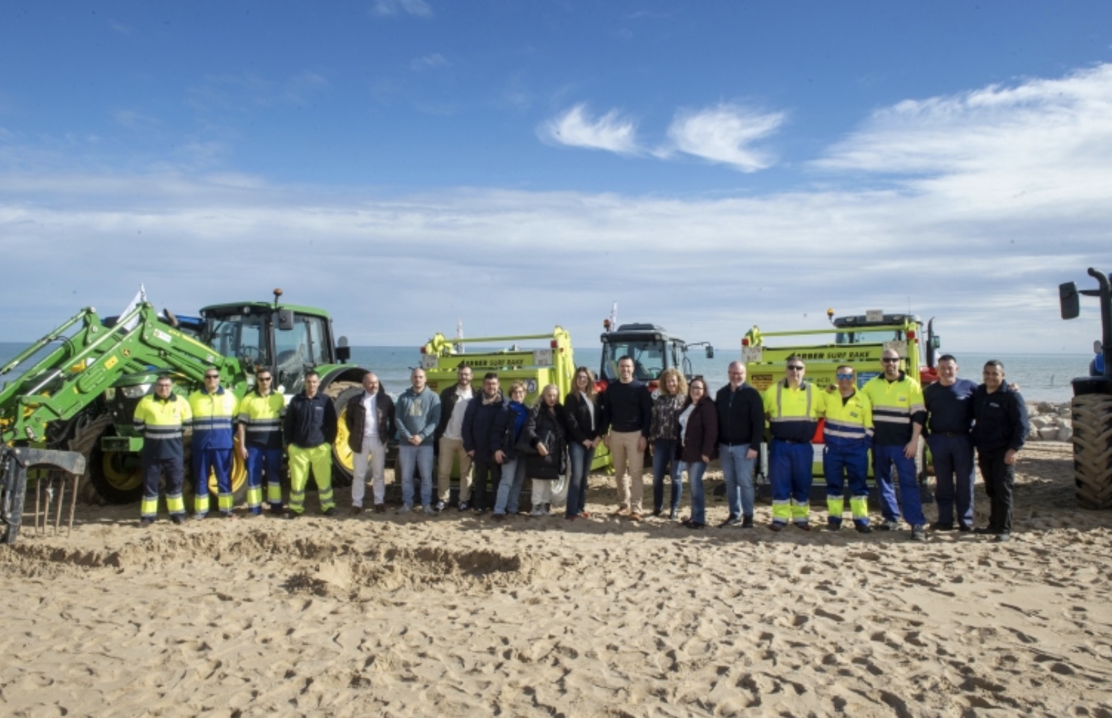 La Diputación adelanta a enero la campaña de limpieza de playas e incorpora nueva maquinaria