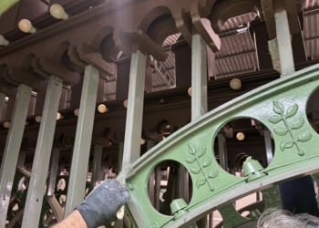 Alcoy completa el repintado de toda la ‘enramada’ para el 750 Aniversario del Patronazgo de Sant Jordi