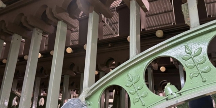 Alcoy completa el repintado de toda la ‘enramada’ para el 750 Aniversario del Patronazgo de Sant Jordi