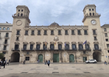 Alicante abre el CAUS por la alerta naranja de fuertes vientos y cierra parques y jardines