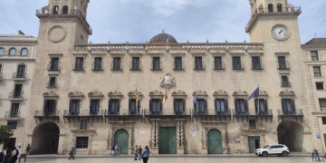 Alicante abre el CAUS por la alerta naranja de fuertes vientos y cierra parques y jardines