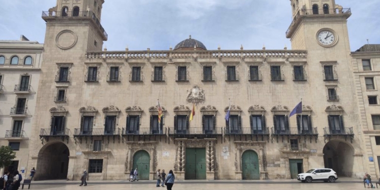 Alicante abre el CAUS por la alerta naranja de fuertes vientos y cierra parques y jardines