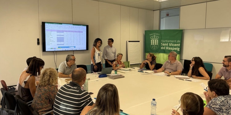 Educación crea un calendario de trabajo con los directores de todos los centros educativos para estrechar relaciones y planificar actividades