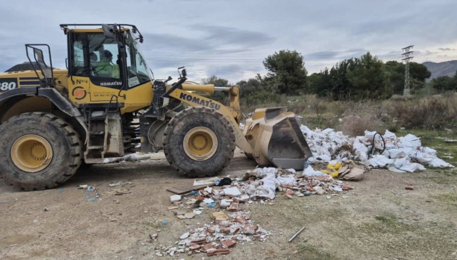 Benidorm lleva a cabo la retirada de enseres y escombros en varias zonas del municipio